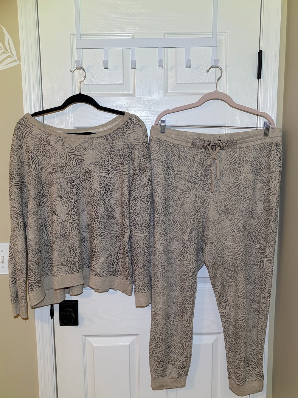 Neutral Animal-Print Lounge Set - Long Sleeve Top & Jogger Pants. Size XL
